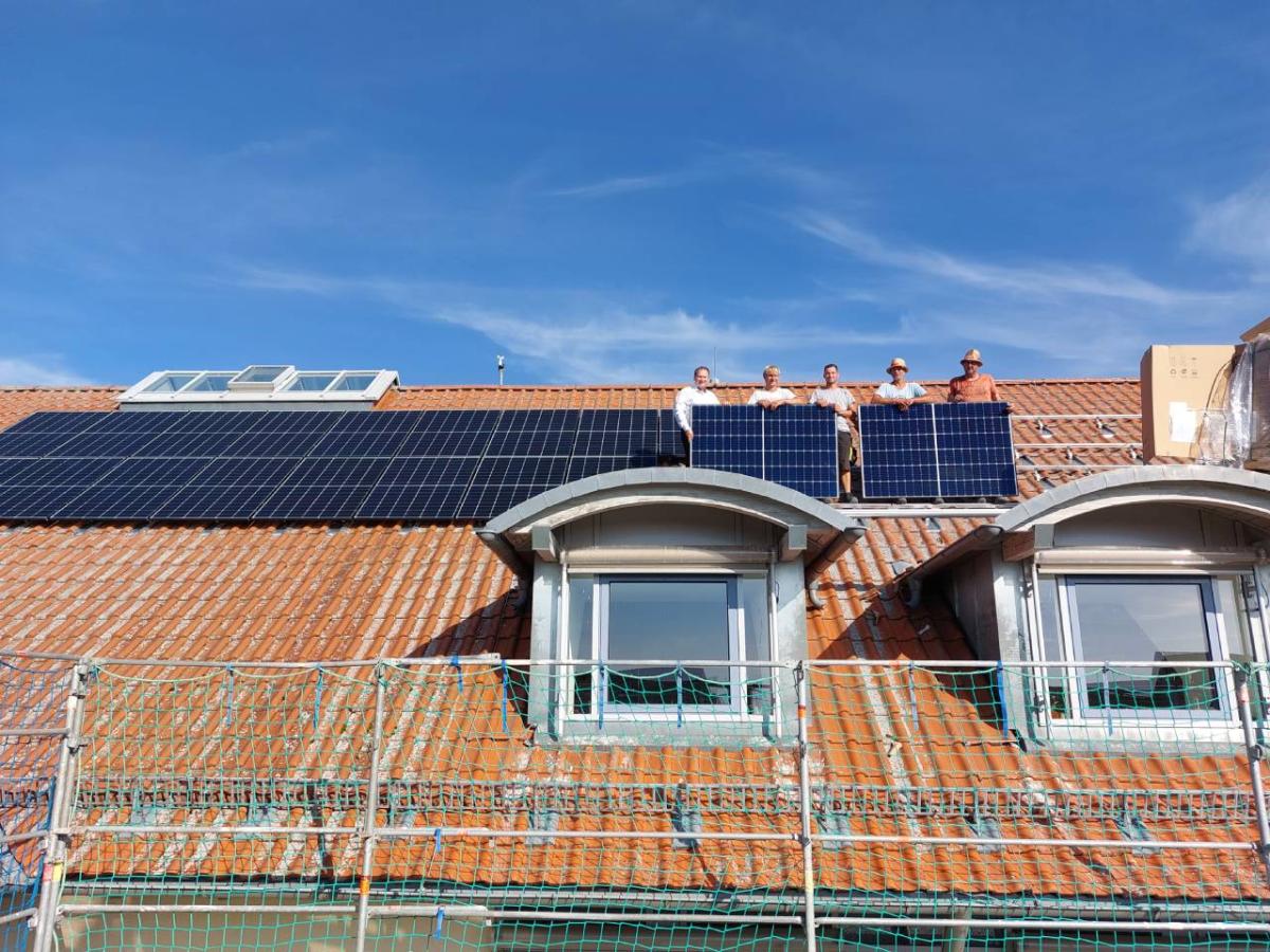 Installation von PV-Modulen auf dem Dach des Rathauses in Speichersdorf