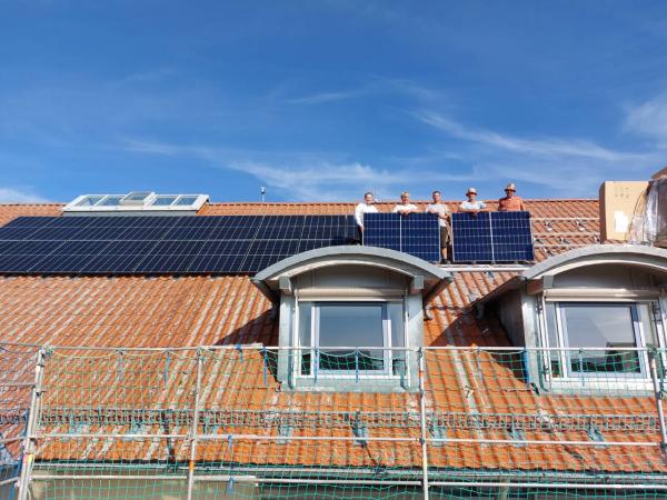 Installation von PV-Modulen auf dem Dach des Rathauses in Speichersdorf