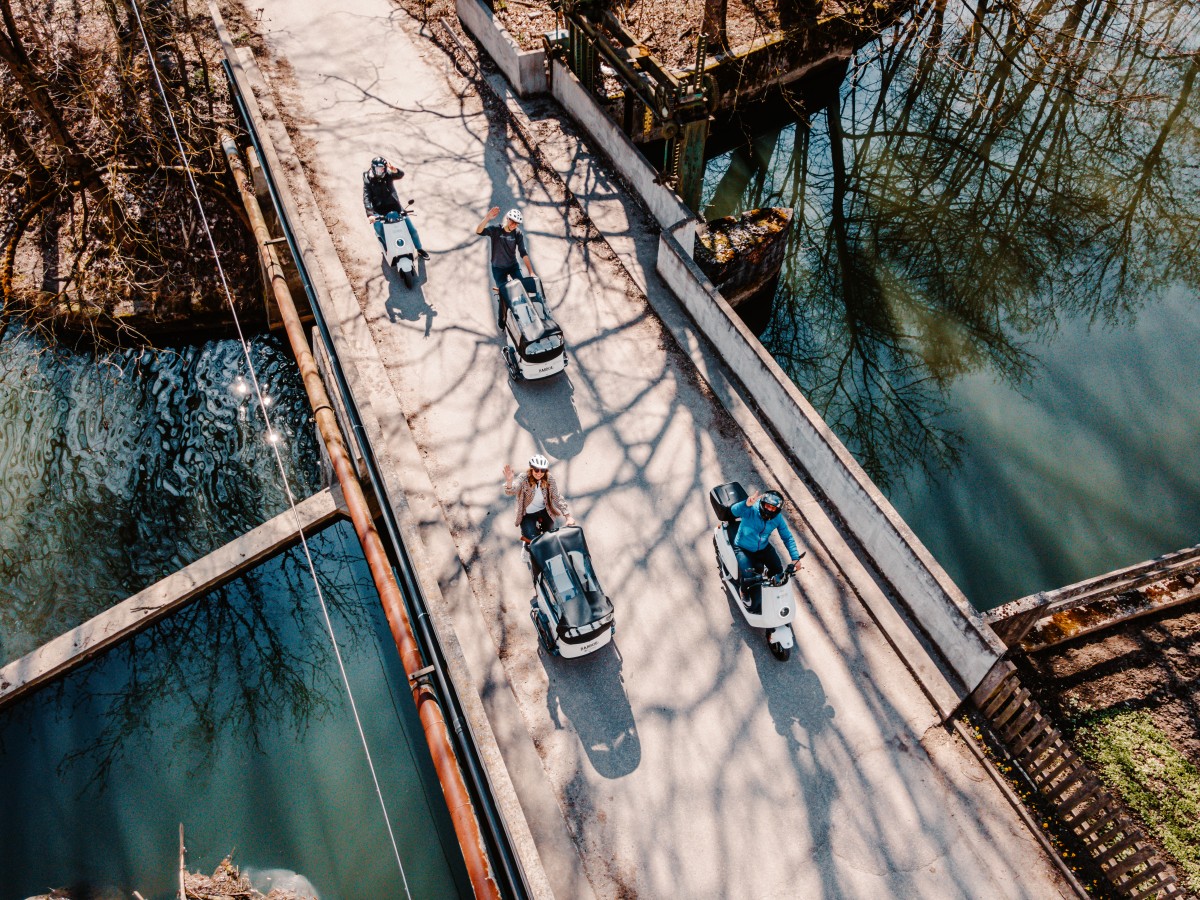 Lastenräder und Elektroroller auf einer Brücke