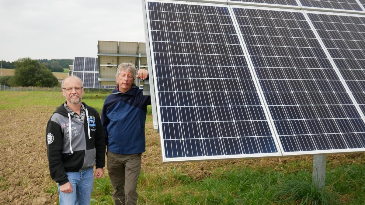 Die Initiatoren neben den PV-Modulen