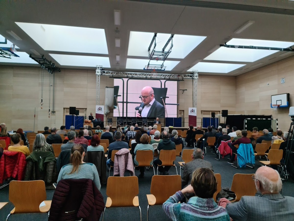 Vortrag auf einer Bühne mit Zuschauern