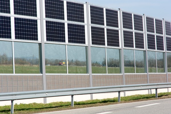 Lärmschutzwand mit integrierter Photovoltaik in Neuötting