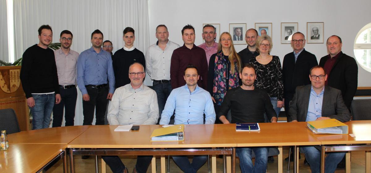 Eine Gruppe von Leuten sitzt an einem Tisch