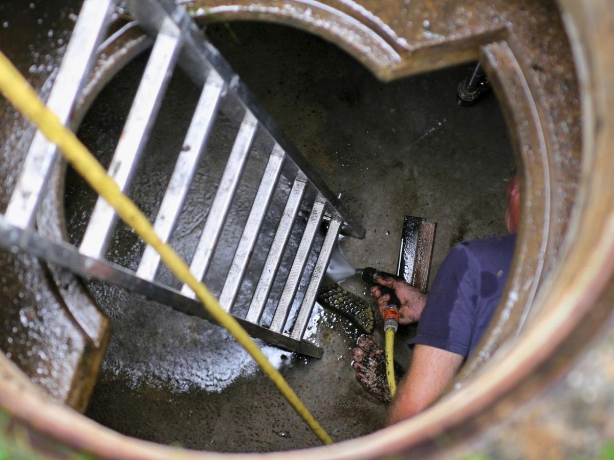 Blick in eine leere unterirdische Regenwasserzisterne