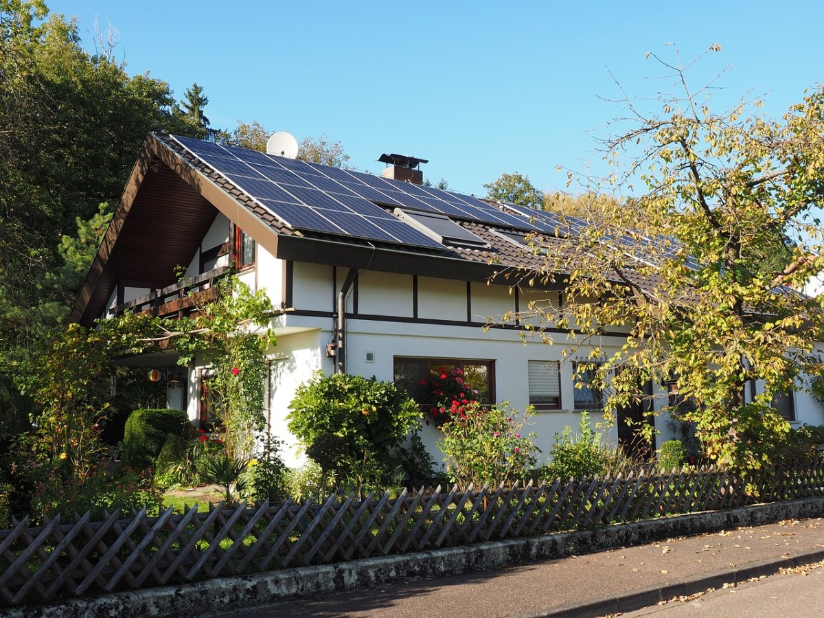 Einfamilienhaus mit Solaranlage auf dem Dach