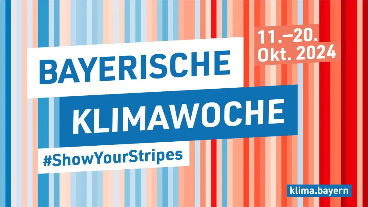 Webbanner der diesjährigen Bayerischen Klimawoche. Im Hintergrund Warmingstripes links bläulich, rechts rötlich.