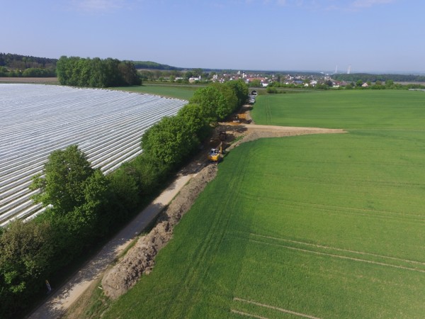 Rückhaltedamm neben einem Feld in Mühlhausen