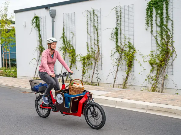 Lastenrad zum Transport von Einkäufen und einer Getränkekiste