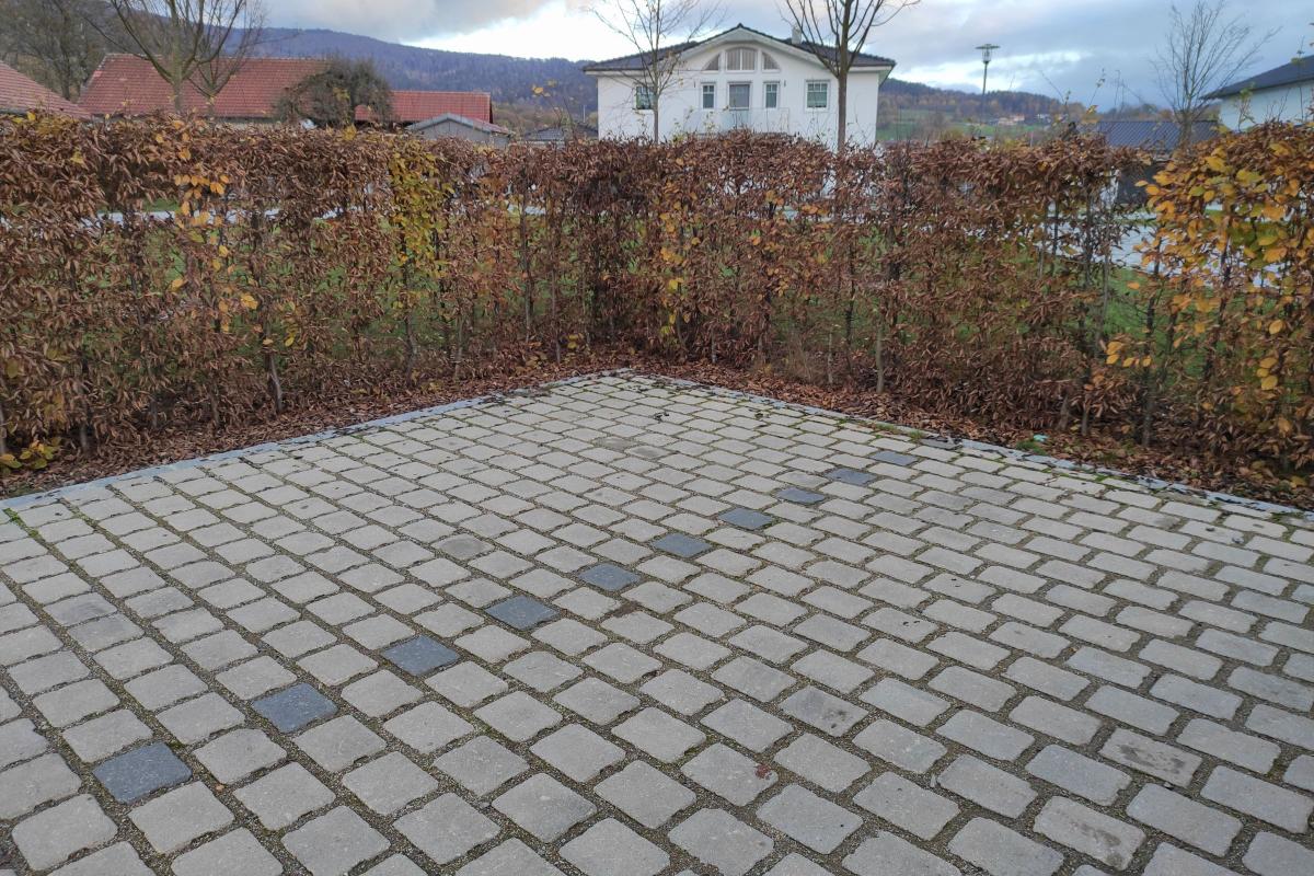 Gepflasterter Parkplatz.