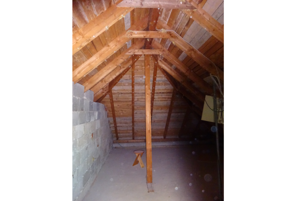 Im hinteren Teil des Dachs war vorher mit Mineralwolle gedämmt - nun wird eine Holzfaserdämmung angebracht