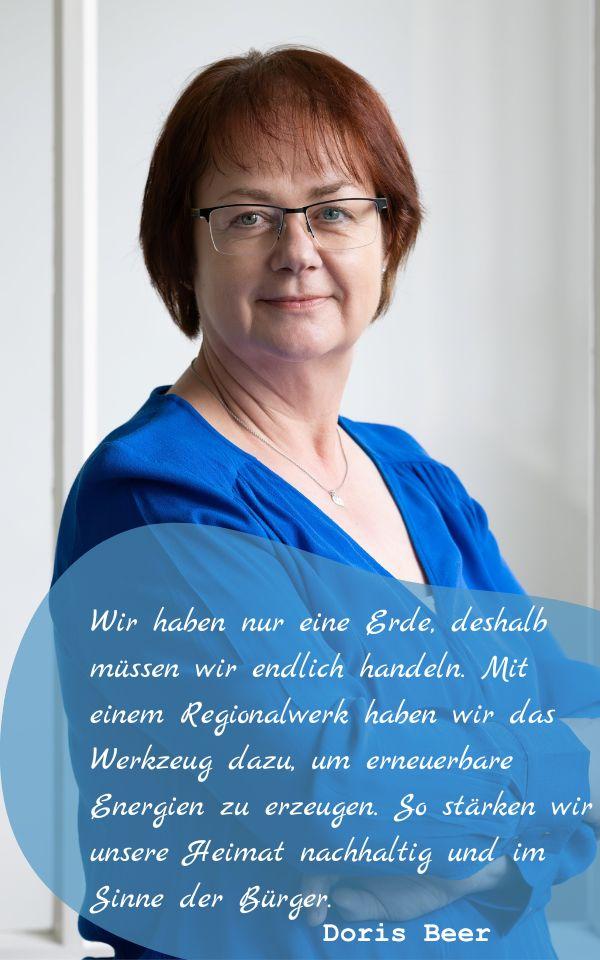 Frau sieht lächelnd in die Kamera. Im Vordergrund ein Zitat mit blau hinterlegtem Hintergrund.