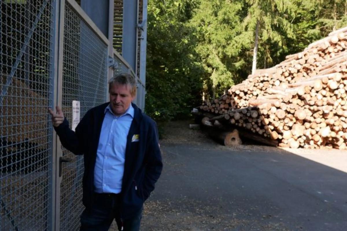 Wolfgang Degelmann vor der Schütthalle