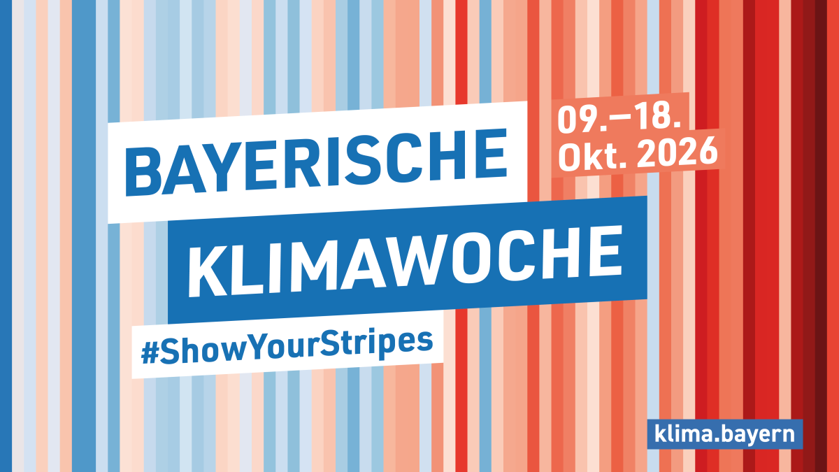 Webbanner der diesjährigen Bayerischen Klimawoche. Im Hintergrund Warmingstripes links bläulich, rechts rötlich.