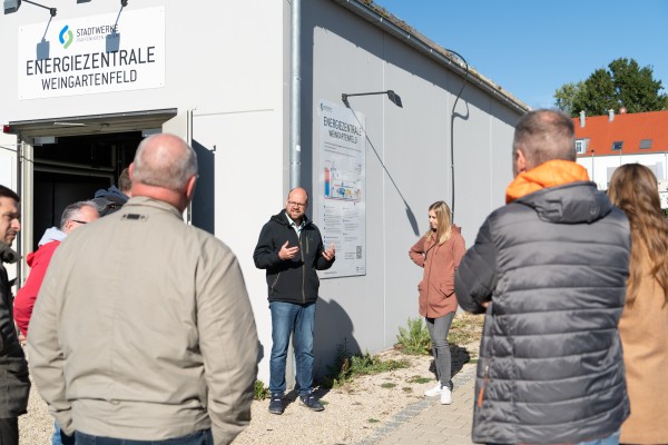 Andreas Herschmann stellt die Energiezentrale Weingartenfeld vor