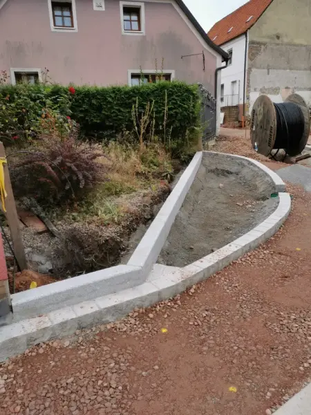 Rahmen der Blumenbeete und Gehweg im Bau.