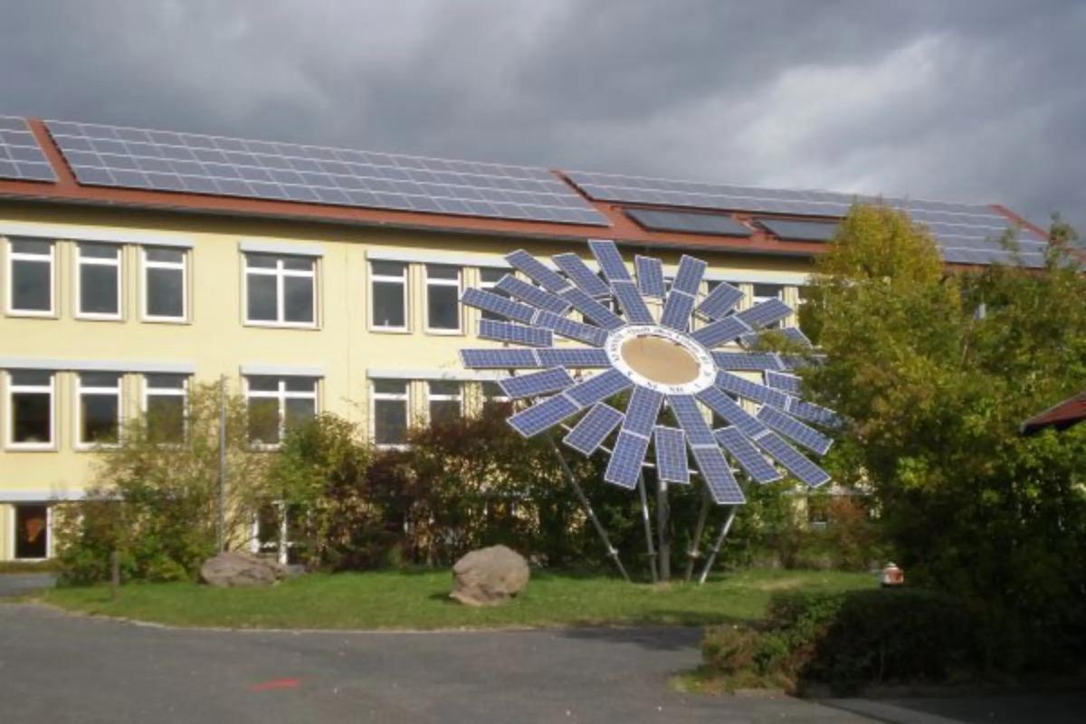 Solaranlage auf Schuldach und sonnenförmige Solaranlage