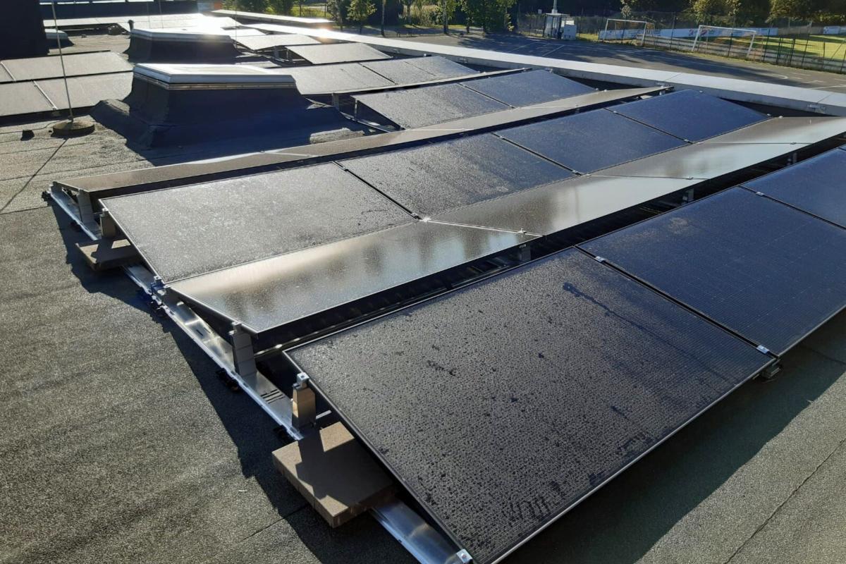 PV Panele auf einem Dach.