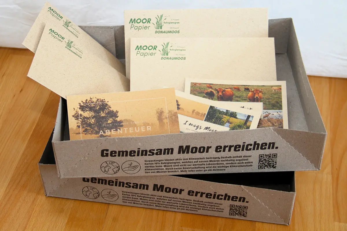 Produkte aus Moorfasern in einer Papierschachtel. Postkarten und Briefumschläge.