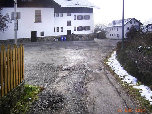 Große Asphaltfläche vor dem Rathaus Gleißenberg