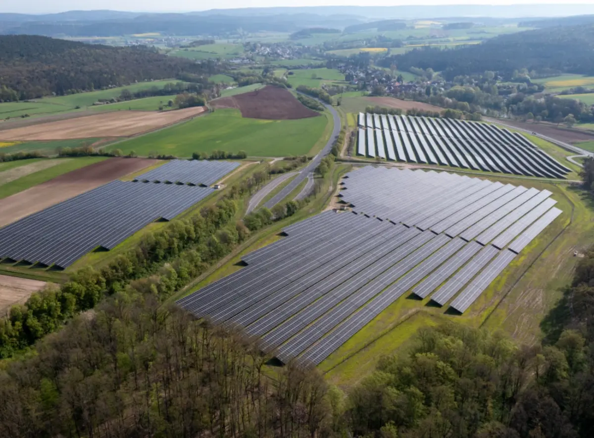Aus der Vogelperspektive Blick auf drei PV-Freiflächenanlagen.