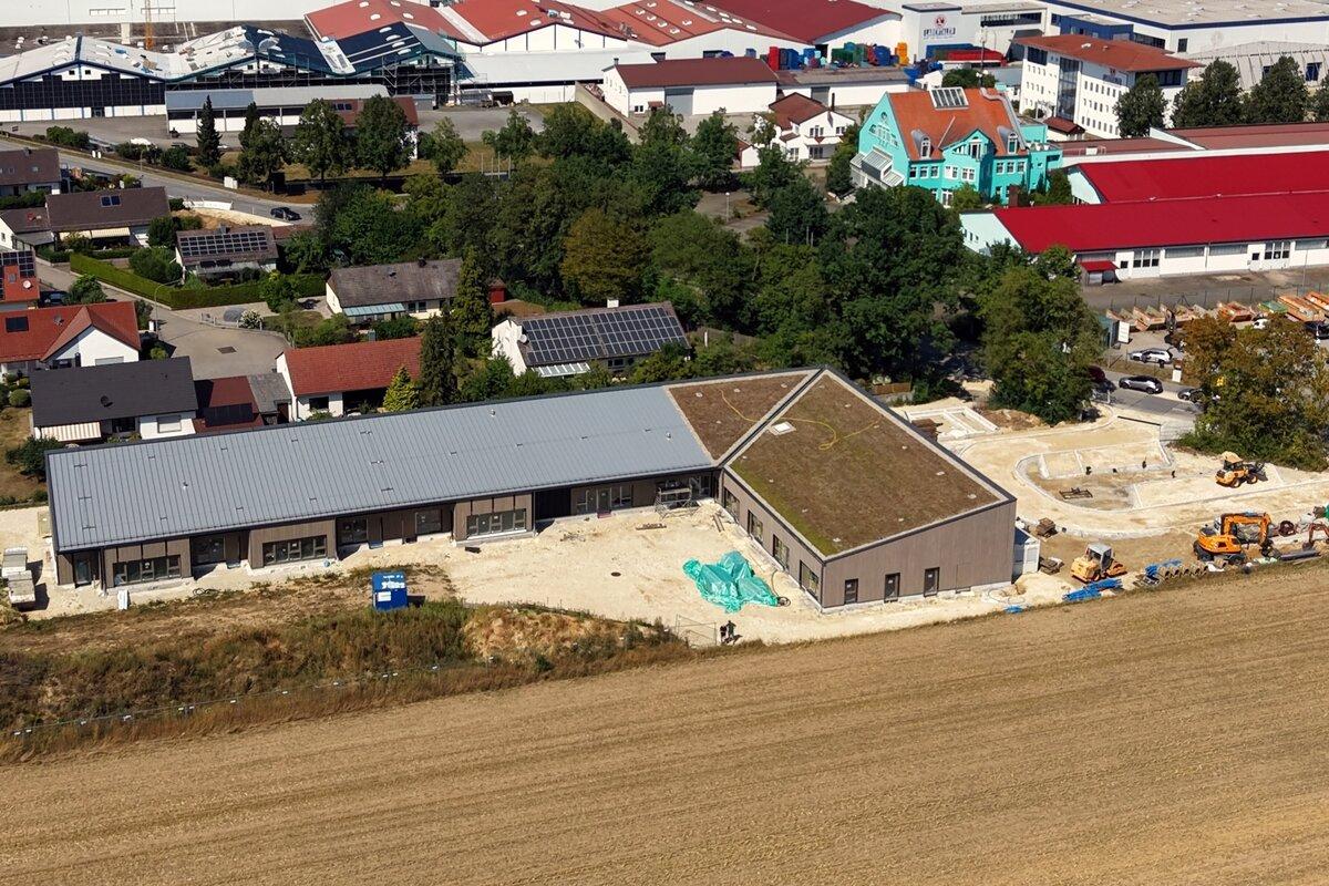 Kinderhaus in Dorf aus Vogelperspektive