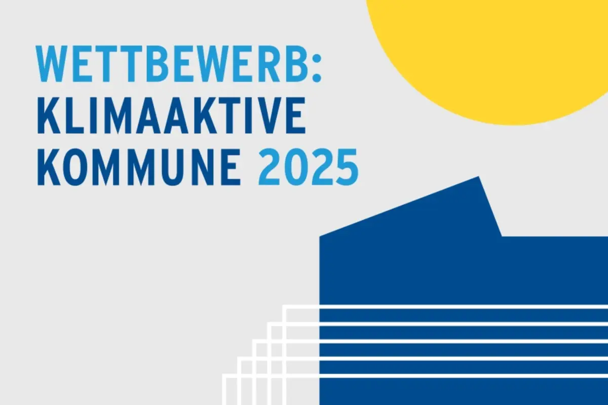 Flyer Wettbewerb Klimaaktive Kommune 2025. Schriftzug in hellblauer und dunkelblauer Schrift