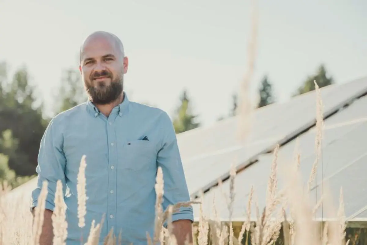 Mann vor PV-Freiflächenanlage