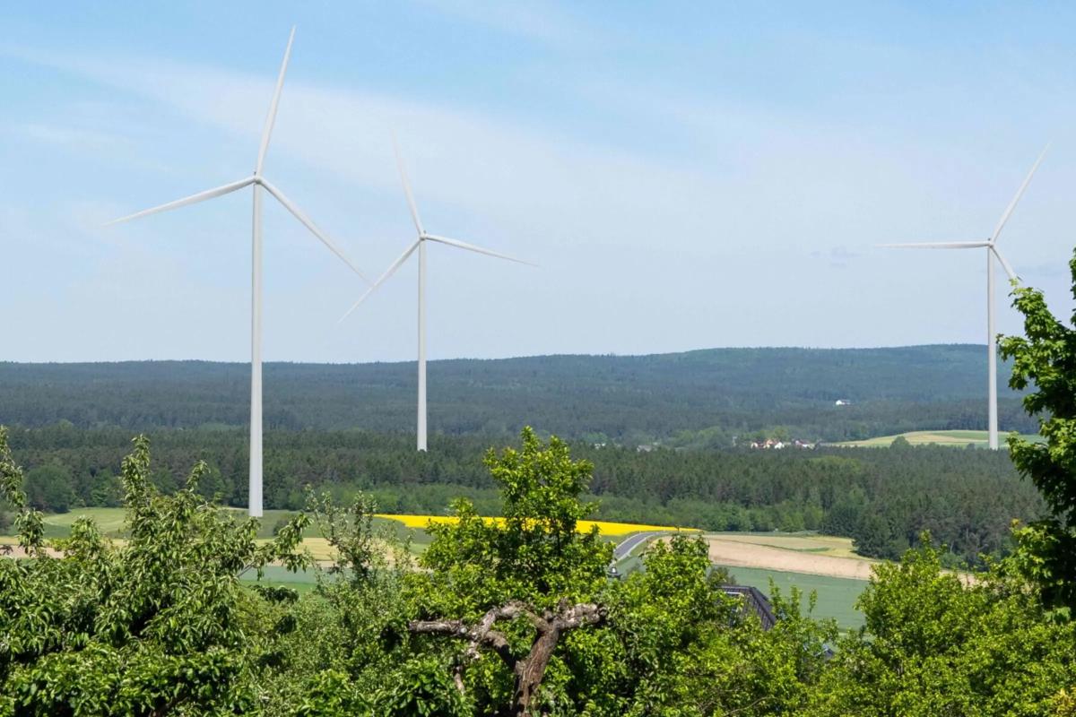 Animation von drei Windrädern in der Landschaft um Parkstein