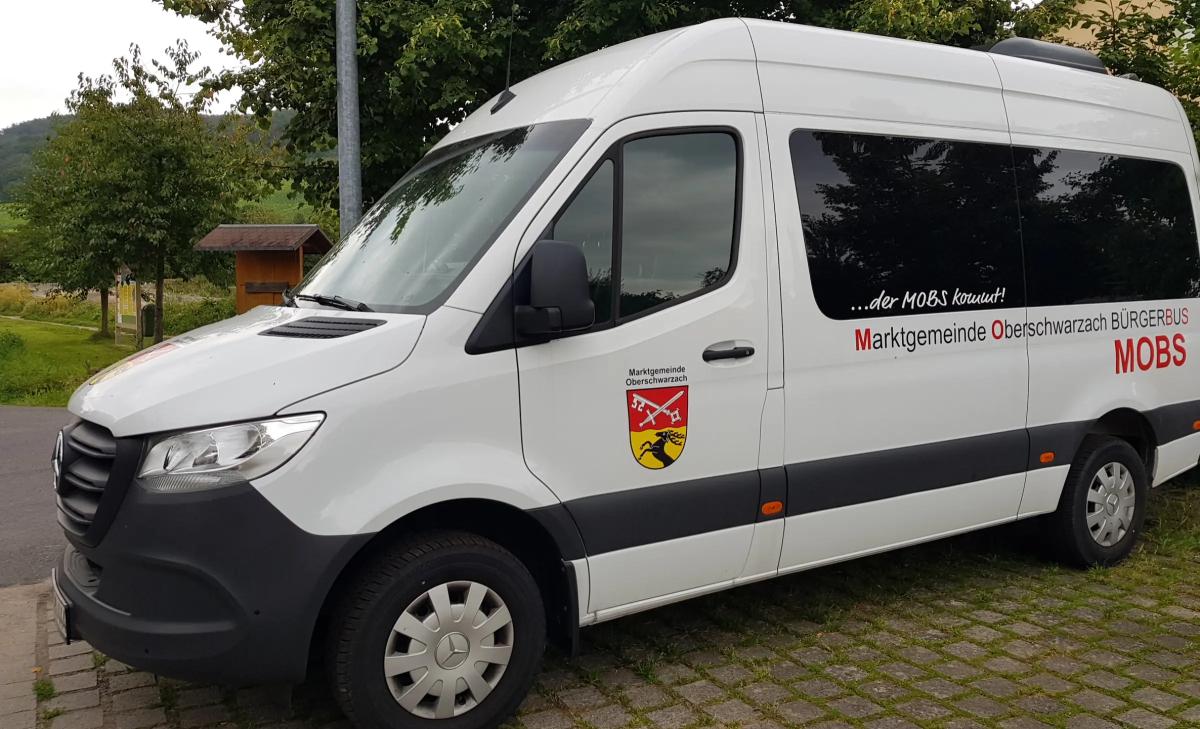 Kleinbus mit der Aufschrift Marktgemeinde Oberschwarzach Bürgerbus