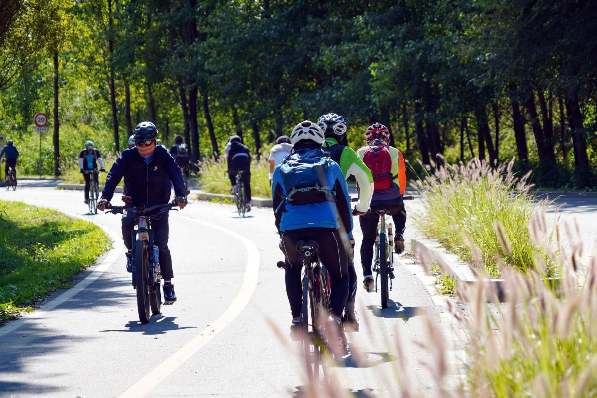 Fahrradfahrer auf einer Fahrradstraße im ländlichen Raum