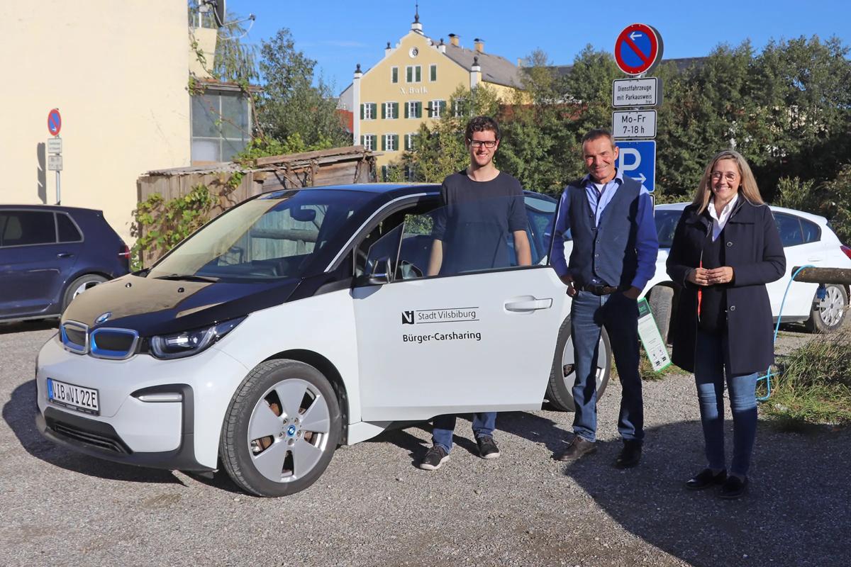 Carsharing-Auto in Vilsbiburg mit den Initiatoren