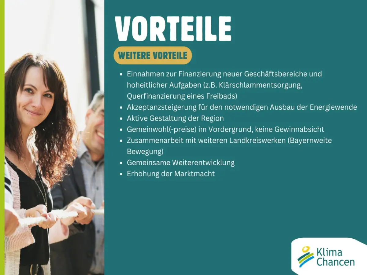 Links Frau und Mann, die lächelnd an einem Seil ziehen, recht grüner Hintergrund mit Erklärtext.