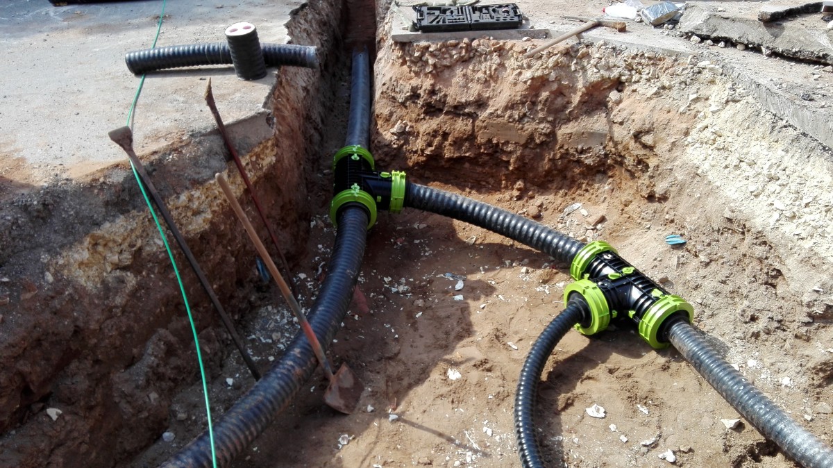 Verlegung der Wärme- und Glasfaserrohre in Pfofeld