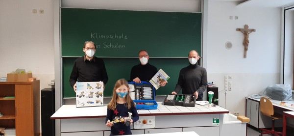 An der Grundschule Hutthurm freuen sich Lehrer und Schüler über die Energie-Experimentierkästen