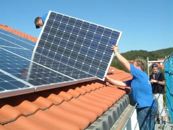 Installation von PV-Anlagen auf einem Dach